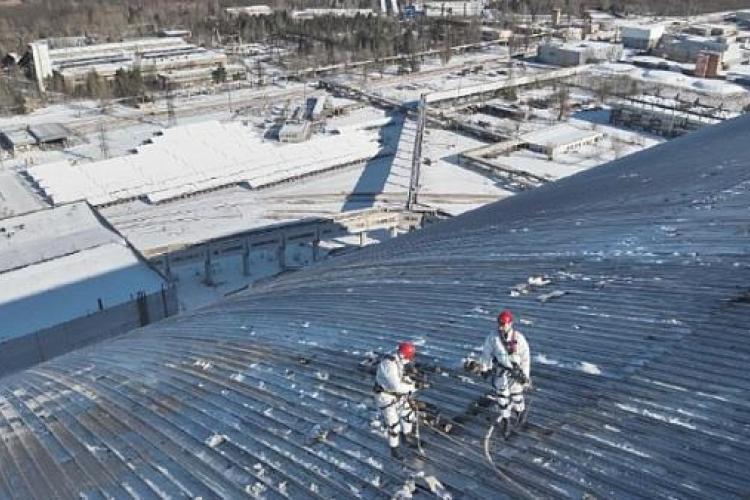 Workers on the roof of the shelter after the drone strike 